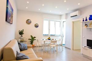 La Delizia - Sorrento في سورينتو: غرفة معيشة بها أريكة وطاولة