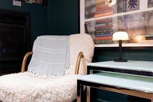 een stoel met een deken naast een tafel bij Alto Hotel On Bourke in Melbourne
