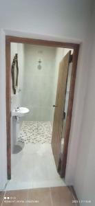 een badkamer met een toilet, een wastafel en een deur bij Immaculate 2-Bed Garden Cottage in Beaufort West in Beaufort West