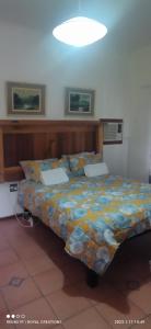 een slaapkamer met een bed met een kleurrijke deken bij Immaculate 2-Bed Garden Cottage in Beaufort West in Beaufort West