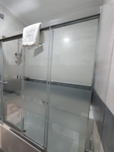 een douche met een glazen deur in een badkamer bij Apartamentos Los Angeles in Sevilla