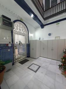 een kamer met een kerstboom in het midden van een kamer bij Apartamentos Los Angeles in Sevilla