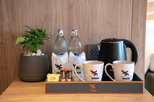 Set per la preparazione di tè e caffè presso Moose Hotel Nimman
