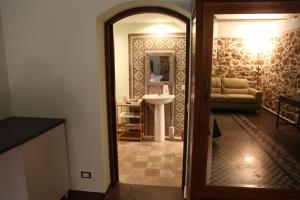 vista su un bagno con lavandino e specchio di Chiarastella Rooms a Villafrati