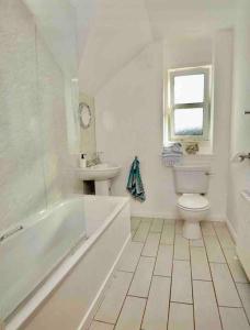 uma casa de banho com uma banheira, um WC e um lavatório. em Lovely 2-Bed House in St Andrews Scotland em St Andrews