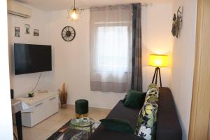 Televízia a/alebo spoločenská miestnosť v ubytovaní Apartments KIKASO - Near Mall of Split, free parking