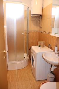 Kúpeľňa v ubytovaní Apartments KIKASO - Near Mall of Split, free parking + 37 fotografií