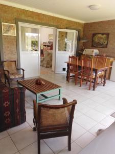 sala de estar con mesa y sillas en 24 on Karee, en Stilbaai