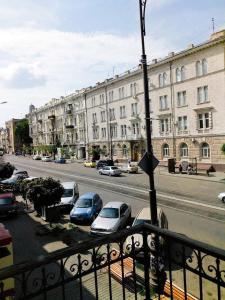 uma vista para uma rua com carros estacionados em frente a um edifício em Wellotel Odessa em Odessa