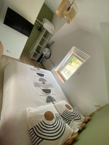 een bed met twee kussens in een kamer bij O'Ptit Roupillon By Mel & Jérôme 