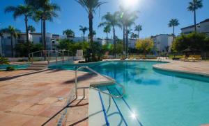 Bazén v ubytování Aparment Terraza de Agustina- Swimming pool next to the beach nebo v jeho okolí