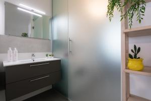 bagno con lavandino e specchio di Casa Foà con terrazzo a due passi dal Parco by Wonderful Italy a Torino