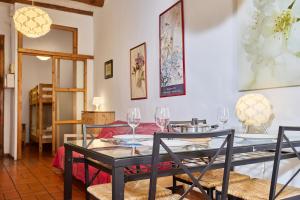 バルセロナにあるGracia Apartmentのダイニングルーム(テーブル、椅子、ワイングラス付)