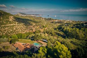 una vista aerea di una casa su una collina vicino all'acqua di Wild Oak Estate ad Argásion