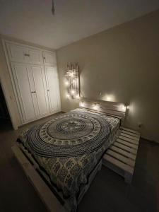 Un dormitorio con una cama con una alfombra. en Casa chill, en San Martín de la Vega