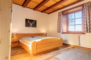 Schlafzimmer mit einem Bett und einem Fenster in der Unterkunft Ferienwohnung Alex in Ühlingen-Birkendorf
