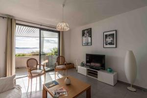 Telewizja i/lub zestaw kina domowego w obiekcie Ajaccio, les Cyclades, magnifique appartement vue mer
