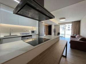 uma cozinha com uma grande bancada num quarto em Central Business Suites Nicosia By Platform 357 em Nicósia