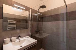łazienka z umywalką i prysznicem oraz lustrem w obiekcie Ajaccio, les Cyclades, magnifique appartement vue mer w Ajaccio +13 zdjęć