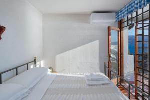 トスコラーノ・マデルノにあるVilla Annaの白い部屋(ベッド1台、窓付)