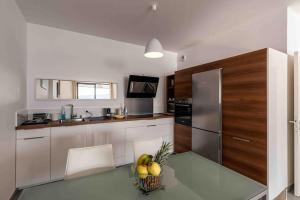 Kuchnia lub aneks kuchenny w obiekcie Ajaccio, les Cyclades, magnifique appartement vue mer