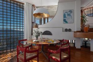 トスコラーノ・マデルノにあるVilla Annaのダイニングルーム(テーブル、赤い椅子付)