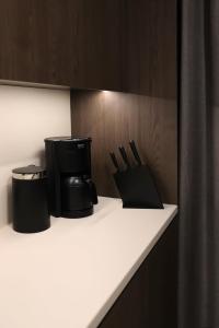 encimera de cocina con cafetera y utensilios en Apartamenty Legionów 40 - A12 en Kalisz