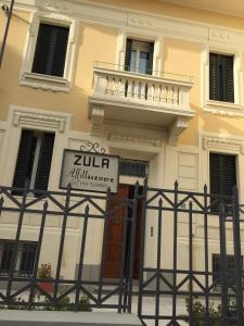 un edificio con una señal delante de él en Zula Affittacamere, en Florencia