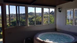 bañera en una habitación con ventanas en La Cuadra de El Palmital, en Santa María de Guía de Gran Canaria