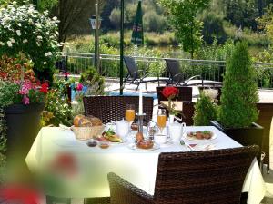Thức uống tại Hotel Restaurant Zum Goldenen Anker mit Hallenbad & Wellnessbereich