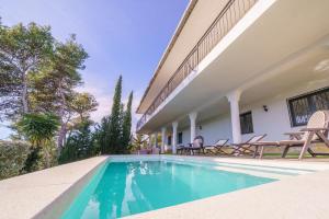 een zwembad in de achtertuin van een huis bij HomeHolidaysRentals Dorada - Costa Barcelona in Palafolls