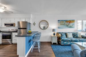 uma cozinha e sala de estar com um balcão azul em 2 BR Ocean Forest Villa Steps Away From Pristine Sandy Beaches em Myrtle Beach