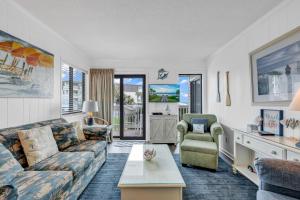 Гостиная зона в 2 BR Ocean Forest Villa Steps Away From Pristine Sandy Beaches