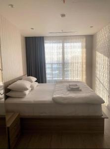 1 dormitorio con 1 cama grande y ventana en Luxury 2 Room Suite Apartment With Seaview In Center, en Estambul