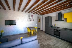 A kitchen or kitchenette at YELLOW GARDEN