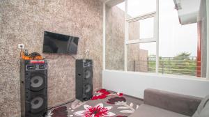 Μια τηλεόραση ή/και κέντρο ψυχαγωγίας στο Villa Evergreen with Private Pool and Karaoke