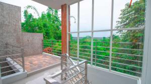 Μπαλκόνι ή βεράντα στο Villa Evergreen with Private Pool and Karaoke