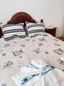 Una cama con toallas y almohadas. en Alquiler en el CENTRO Luz en Río Gallegos