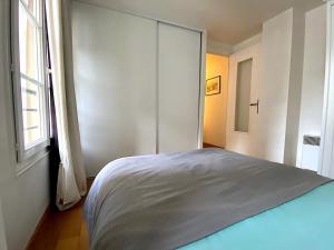 Tempat tidur dalam kamar di L'appartement Saint Eustache