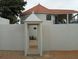 une maison blanche avec un mur blanc dans l'établissement BELLE VILLA PROCHE BORD DE MER, à Ngaparou