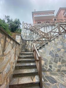 un conjunto de escaleras con una pared de piedra en Luna Bay, en Agios Ioannis