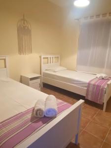 1 dormitorio con 2 camas y toallas. en Luna Bay, en Agios Ioannis