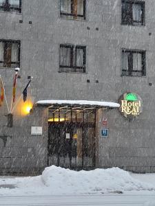 un hotel junto a un edificio en la nieve en Hotel & Spa Real Jaca, en Jaca