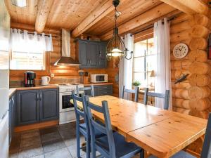 una cucina con tavolo e sedie in legno in una cabina di 7 person holiday home in S LEN a Tandådalen