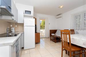 Kuchyňa alebo kuchynka v ubytovaní Apartments Crneković V
