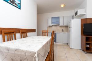 Kuchyňa alebo kuchynka v ubytovaní Apartments Crneković V