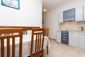 Kuchyňa alebo kuchynka v ubytovaní Apartments Crneković V