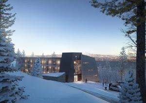 een gebouw in de sneeuw met sneeuw bedekte bomen bij Basecamp Narvik in Narvik