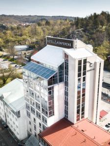 un edificio con un cartel encima en Quality Hotel Carlia en Uddevalla