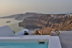 eine Badewanne mit Blick auf den Grand Canyon in der Unterkunft Nelya Suites in Megalochori